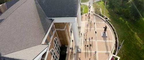鸟瞰校园图书馆附近的学生，有宽阔的人行道和亚伯拉罕·林肯的雕像